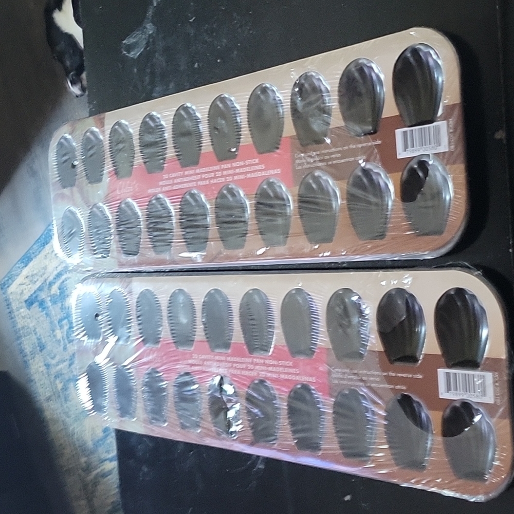 Madeleine mini pans,NWT,Set of 2,high quality,French cookie molds